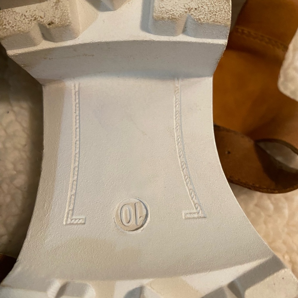 Women's Tan Sandals .  Size10  Comfort brand sandals,   In good condition. - Picture 5 of 7